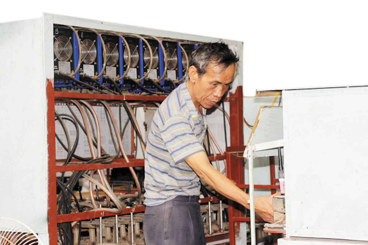 Người cựu binh tài hoa “ép” sắt vụn ra… xăng