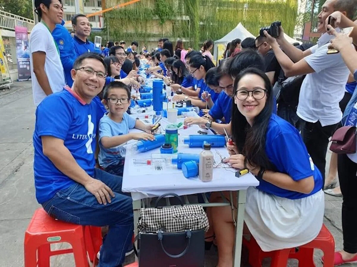 Làm đèn năng lượng mặt trời từ…rác, tặng cho vùng núi cao