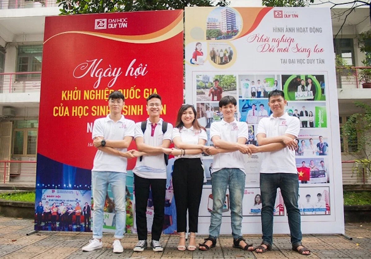 Nhóm sinh viên 9x sáng tạo giường thông minh theo dõi sức khoẻ tại nhà 