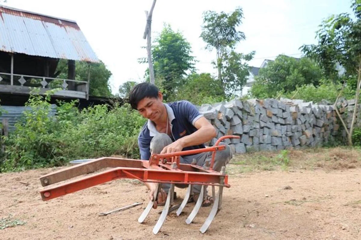Người sáng chế máy bừa cỏ giúp nông dân tiết kiệm hàng tỷ đồng