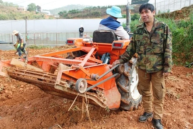 Sáng chế độc quyền máy đào khoai tây của nông dân lớp 8