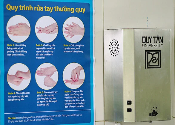 ĐH Duy Tân chế tạo máy hướng dẫn rửa tay