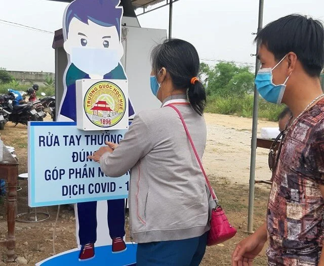 Học sinh làm máy sát khuẩn tay tự động để mang tặng bệnh viện 