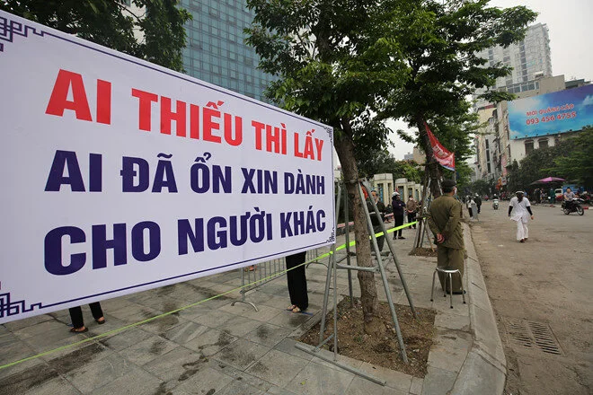 Sáng 16.4, Trường đại học Kinh tế Quốc dân (Hà Nội) đã cho "Cây gạo" hoạt động, phát gạo miễn phí cho người khó khăn. Ảnh Trần Cường