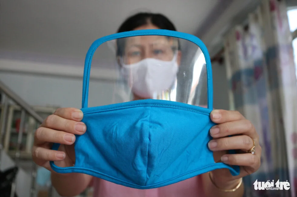 Hội phụ nữ phường sáng tạo khẩu trang kèm tấm chắn giọt bắn