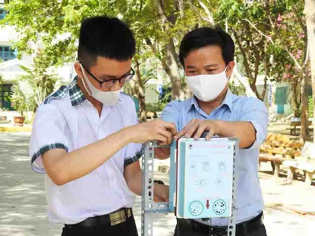 Hai thầy trò chế tạo máy rửa tay sát khuẩn phòng, chống dịch Covid-19