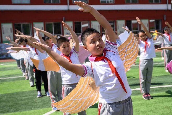 Học sinh Trung Quốc đeo cánh sặc sỡ đến trường để giữ khoảng cách