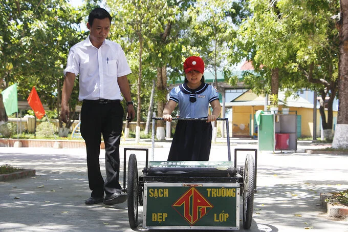 Thầy hiệu trưởng chế tạo xe quét rác