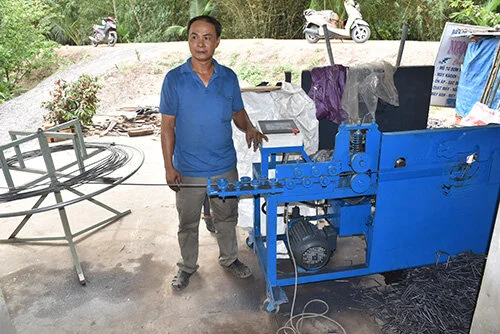 Anh Nguyễn Văn Mạnh với sáng chế máy bẻ tay dê cải tiến áp dụng hiệu quả