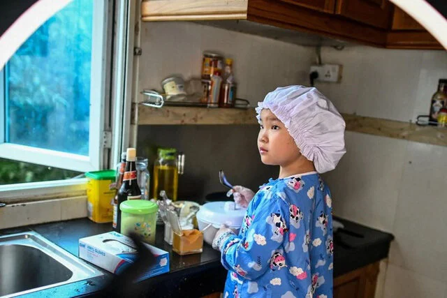 Đầu bếp 8 tuổi kinh doanh riêng, có hàng nghìn fan trên mạng