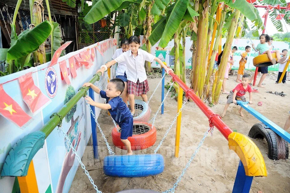 Sân chơi thiếu nhi từ vật liệu tái chế