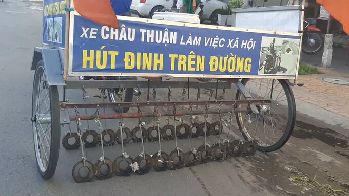 Người thợ điện chế xe hút đinh ở miền Tây