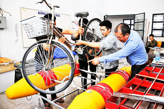Sinh viên sáng chế "xe đạp trên mặt nước"