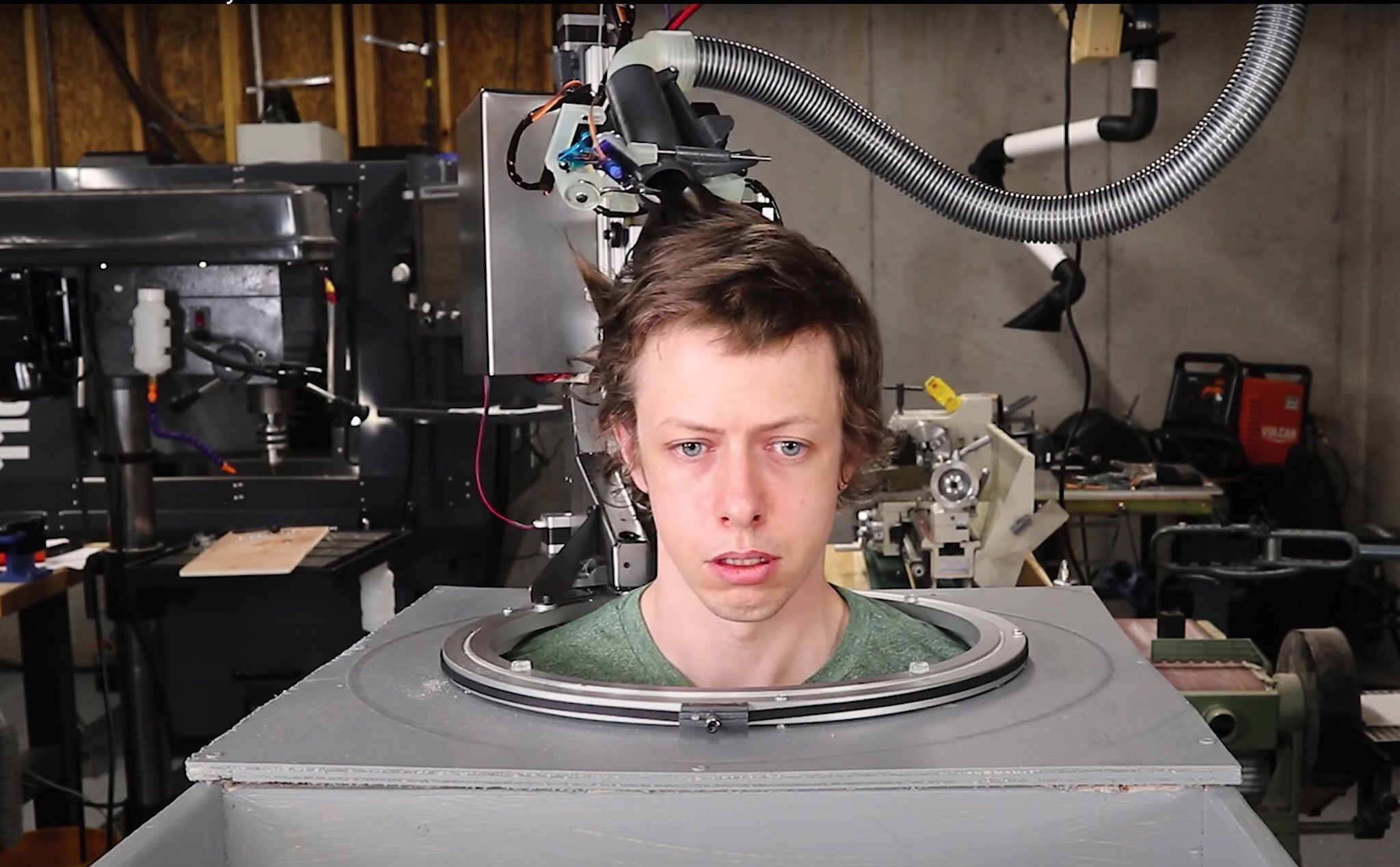 Chế robot để tự cắt tóc tại nhà mùa dịch