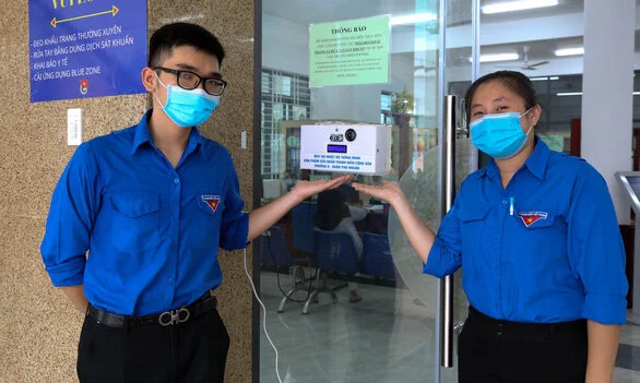 Chế máy đo thân nhiệt tự động hỗ trợ truy vết dịch tễ