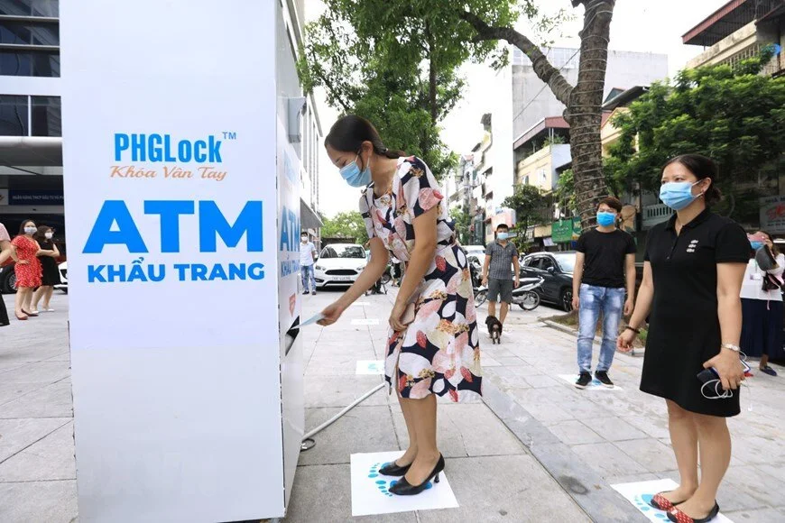 Hà Nội triển khai cây ATM phát khẩu trang miễn phí cho người dân
