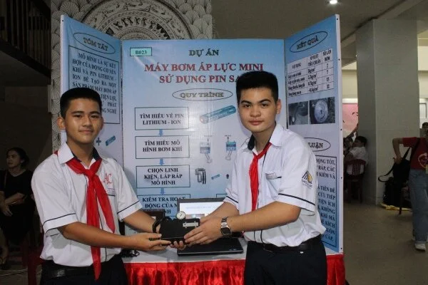 Học sinh lớp 7 chế tạo máy bơm bánh xe không cần sức người 
