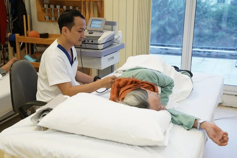 Khám chữa bệnh tại nhà cho người trên 60 tuổi