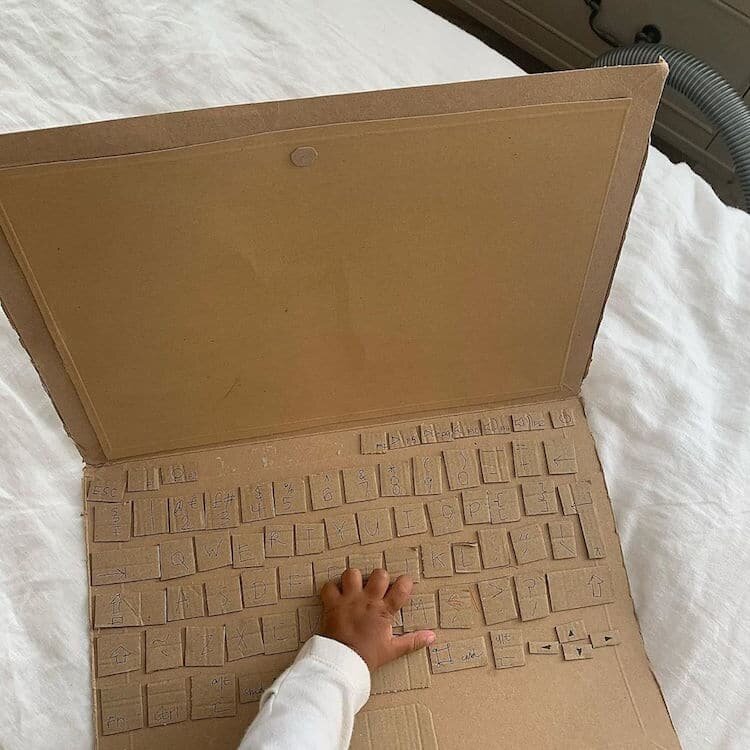 Người mẹ sáng tạo đồ gia dụng bằng bìa cứng để giáo dục con