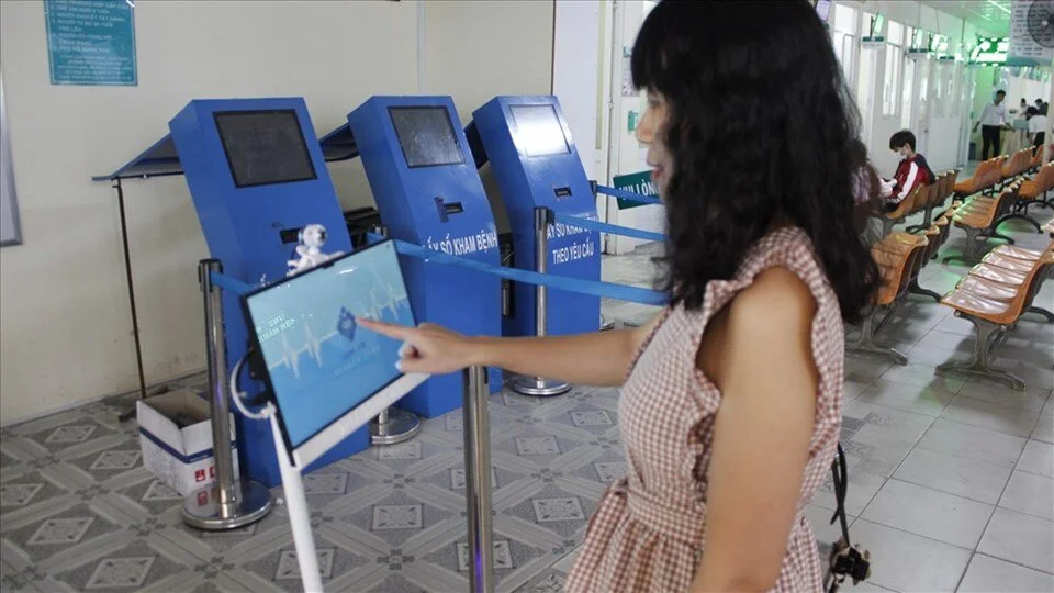 Sinh viên chế tạo robot hỗ trợ khám bệnh