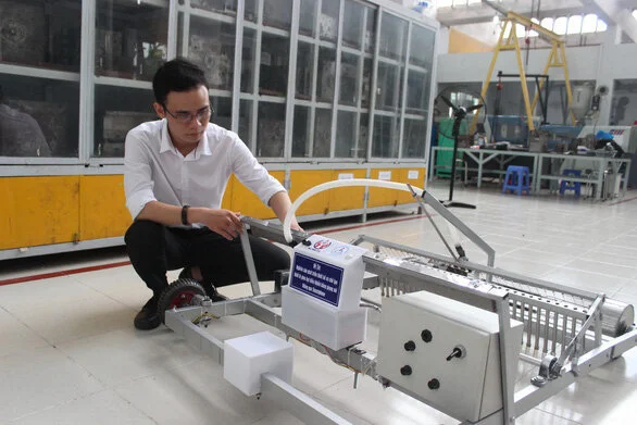 Sinh viên sáng chế máy gieo hạt bằng giọng nói