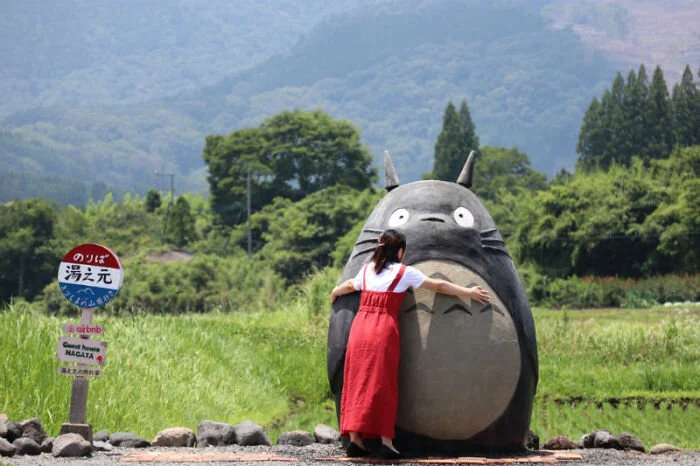 Cặp vợ chồng già tái hiện lại trạm dừng xe buýt Totoro trong đời thực