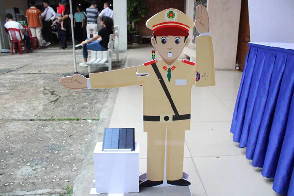 Robot cảnh sát giao thông “hú còi” khi đèn đỏ