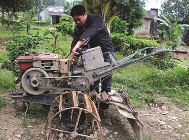 Người nông dân sáng tạo máy bừa không người lái