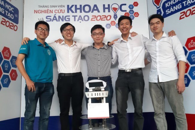Sinh viên chế robot tự hành nói tiếng Việt với giá bất ngờ