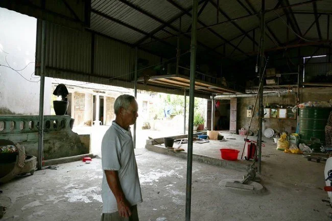 Lão nông xóa đói, giảm nghèo nhờ tái chế lốp cao su cũ thành đồ gia dụng