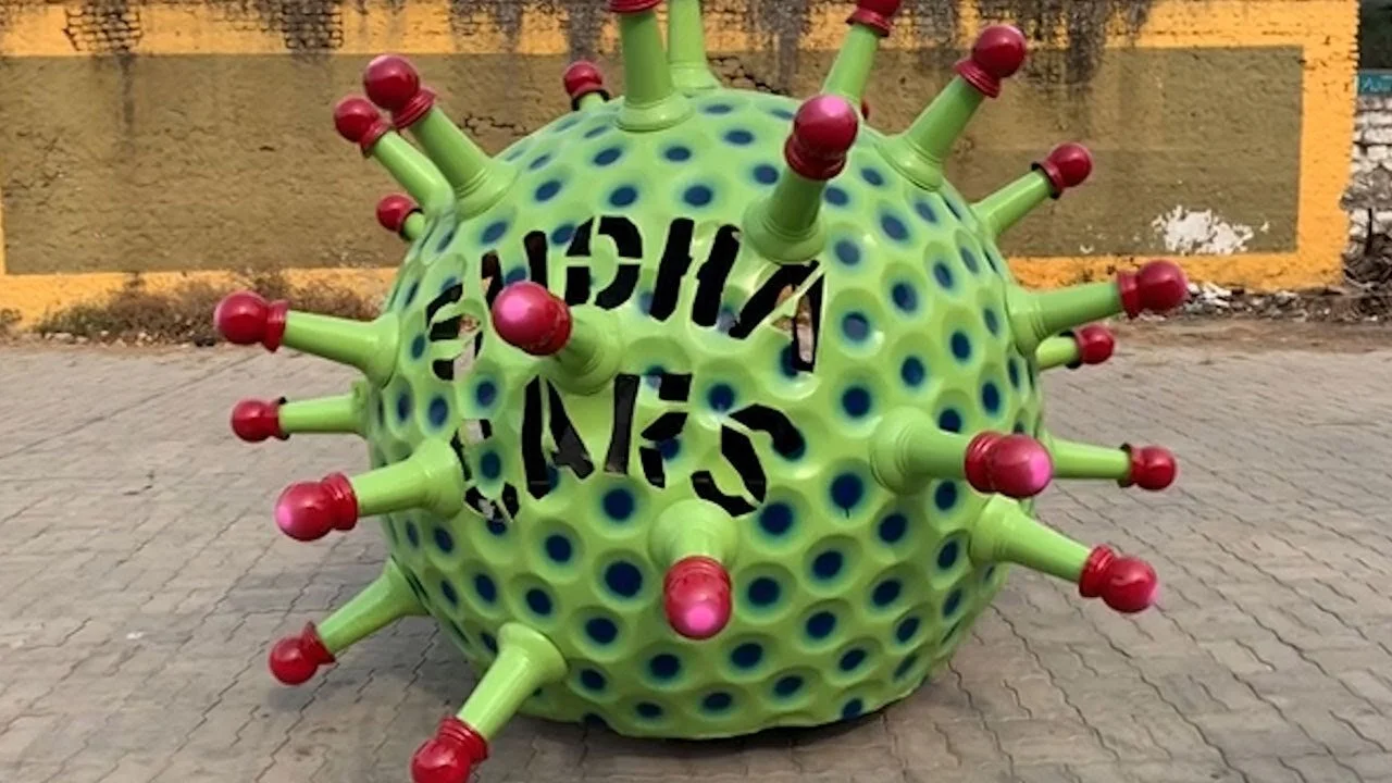 Chế tạo xe hình virus SARS-Cov-2 để tuyên truyền đẩy lùi dịch bệnh