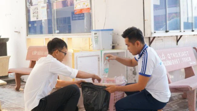 Sinh viên sáng chế thùng rác thông minh