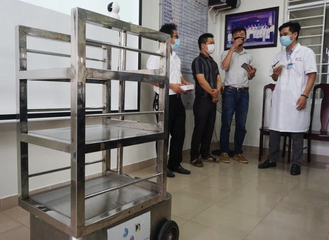 ĐH Đà Nẵng chế tạo robot phục vụ bệnh nhân cách ly Covid-19