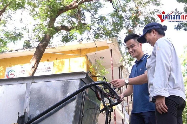 Sinh viên Hà Nội chế tạo xe gom rác thông minh, tự lái theo la bàn
