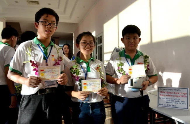 Máy báo “Người thân đã bị té ngã” của học sinh cấp II