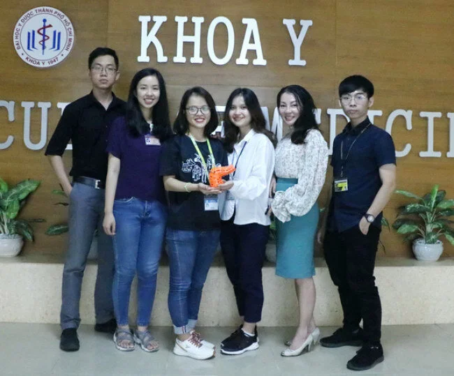 Sinh viên Y Dược dùng 3D in 'khung chân' giúp trẻ dị tật