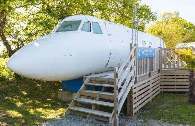 Những ngôi nhà độc đáo được chế tạo từ máy bay, tàu hỏa
