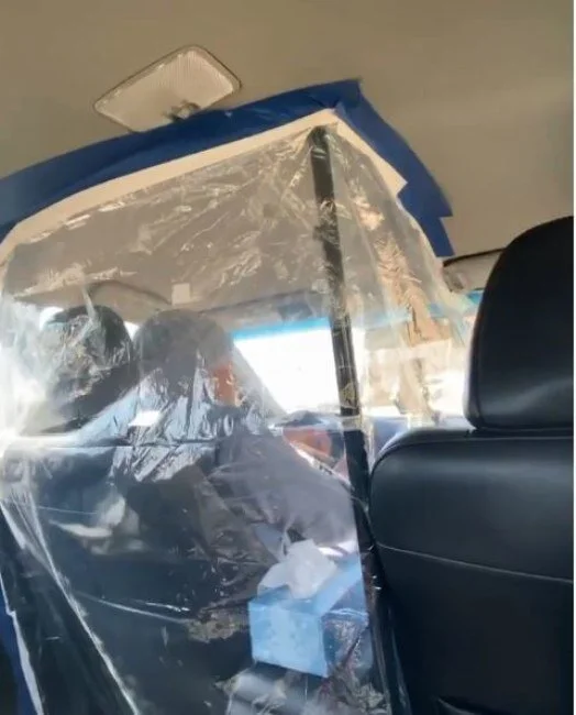Tài xế taxi tự chế buồng lái bằng nilon ngăn lây nhiễm virus Covid-19 từ khách