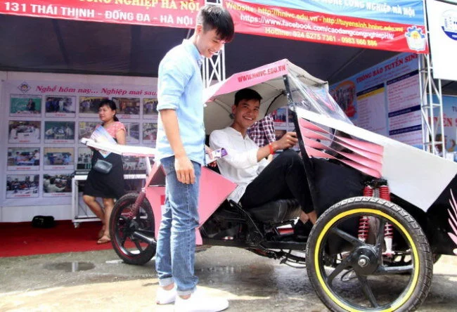 Mang xe tái chế sinh học dự ngày hội tư vấn xét tuyển