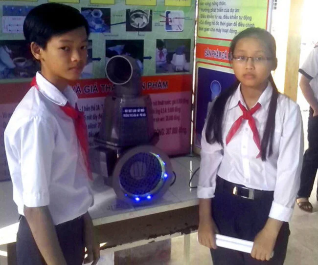 Máy bắt muỗi kiêm quạt đá của 2 học sinh cấp II