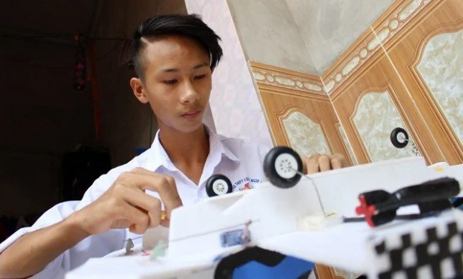 Học sinh lớp 11 chế tạo mô hình máy bay chiến đấu SU-37