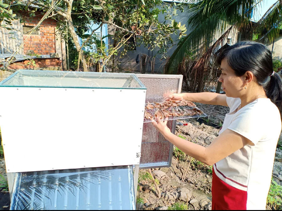 Cô giáo làng chế máy sấy nông sản bằng năng lượng mặt trời