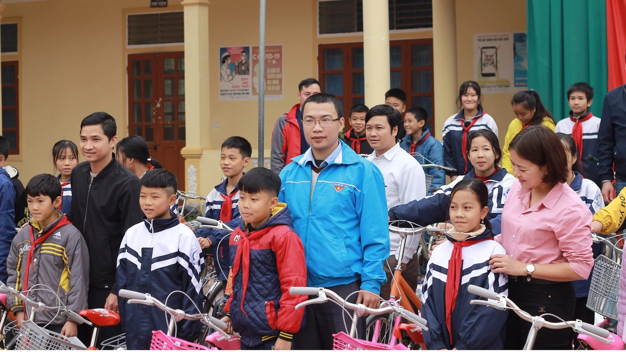 Thầy giáo trẻ biến trường học thành 'công trường tình nguyện'