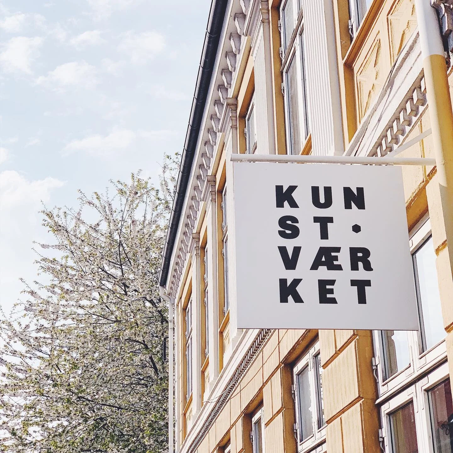 @kunstvaerket atelierer &amp; kunstskole i #for&aring;rshum&oslash;r. Vi har lige nu et atelier/projektrum 1. sal ledigt fra 1. juni. Interesseret, skriv en pm! Mere info ~ bes&oslash;g kunstvaerket.org.