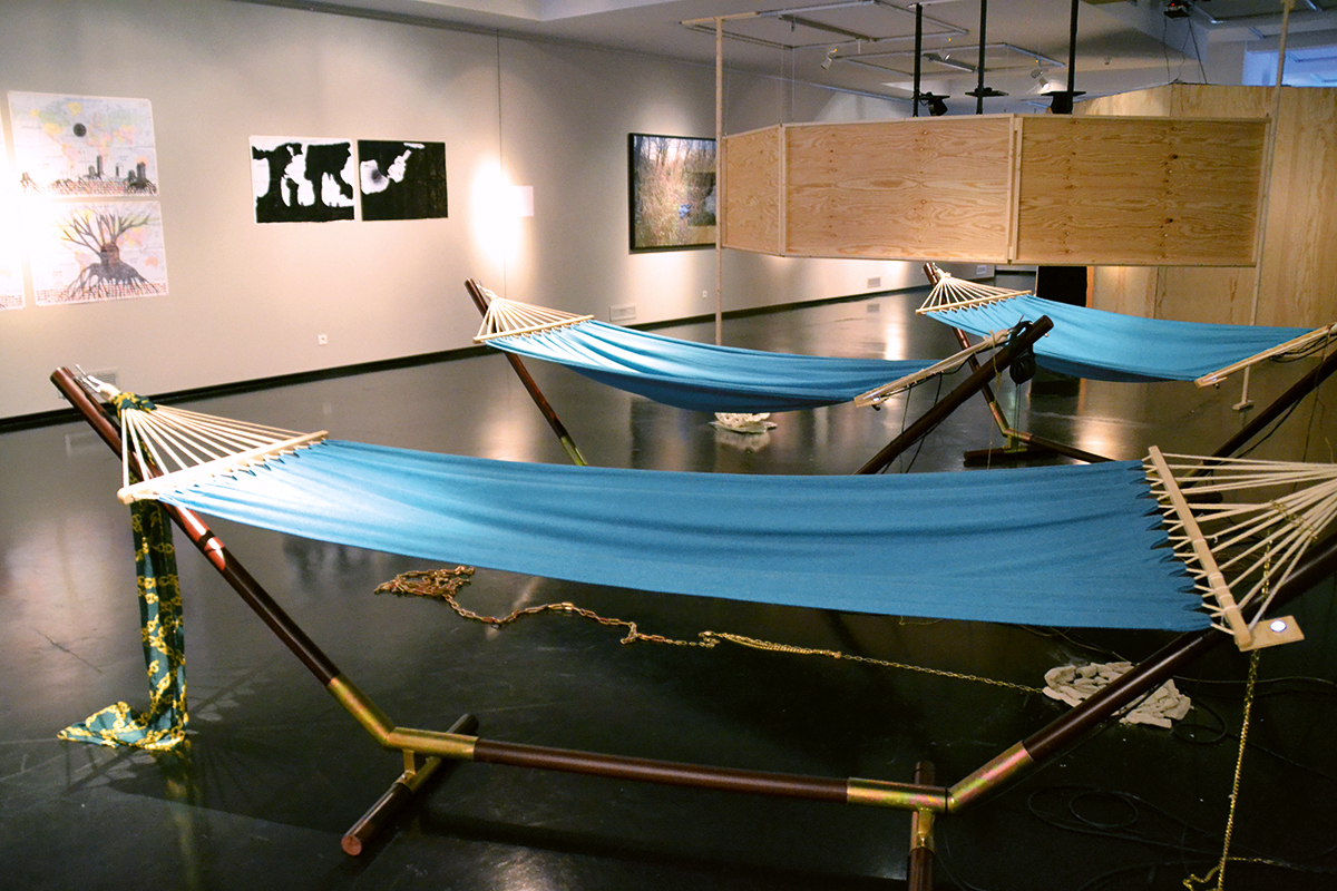 In addition to the chance for temporary withdrawal and relaxation in the room the participants find themselves on the vast sea, accompanied by a soothing voice. They are placed in the shoes of a person sitting on a crowded boat with unsettled passengers.