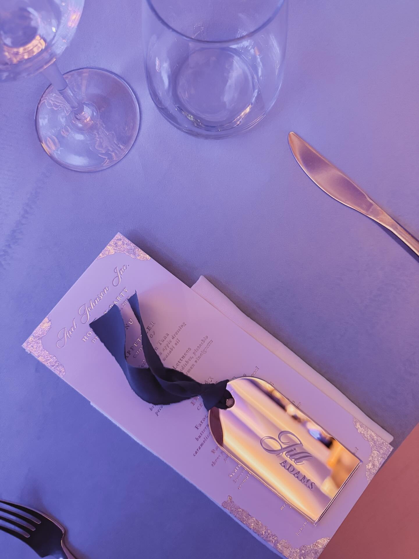 Frosted elegance, from start to finish. ✨

Every detail matters&mdash;from place cards and menus to table numbers and escort cards. Silver foil, mirrored acrylic, and icy tones come together to create a tablescape that feels modern, luxe, and unforge