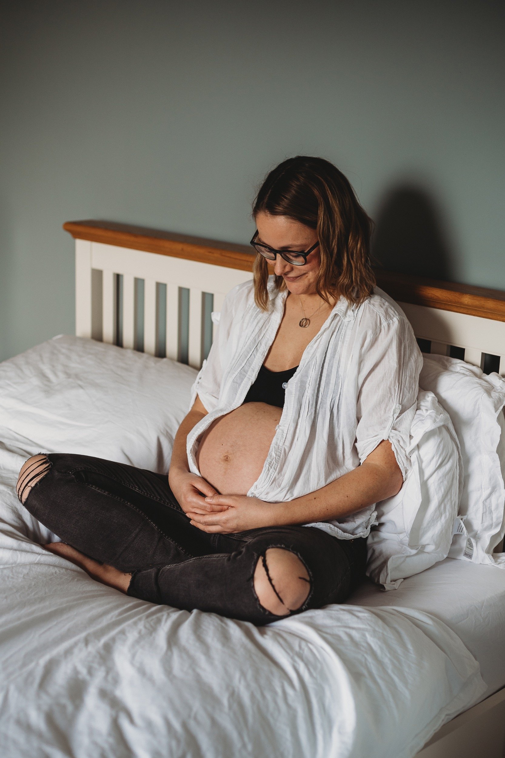 -bristol-somerset-clevedon-natural-maternity-at-home-session8- abigail-oliver-photography.jpg