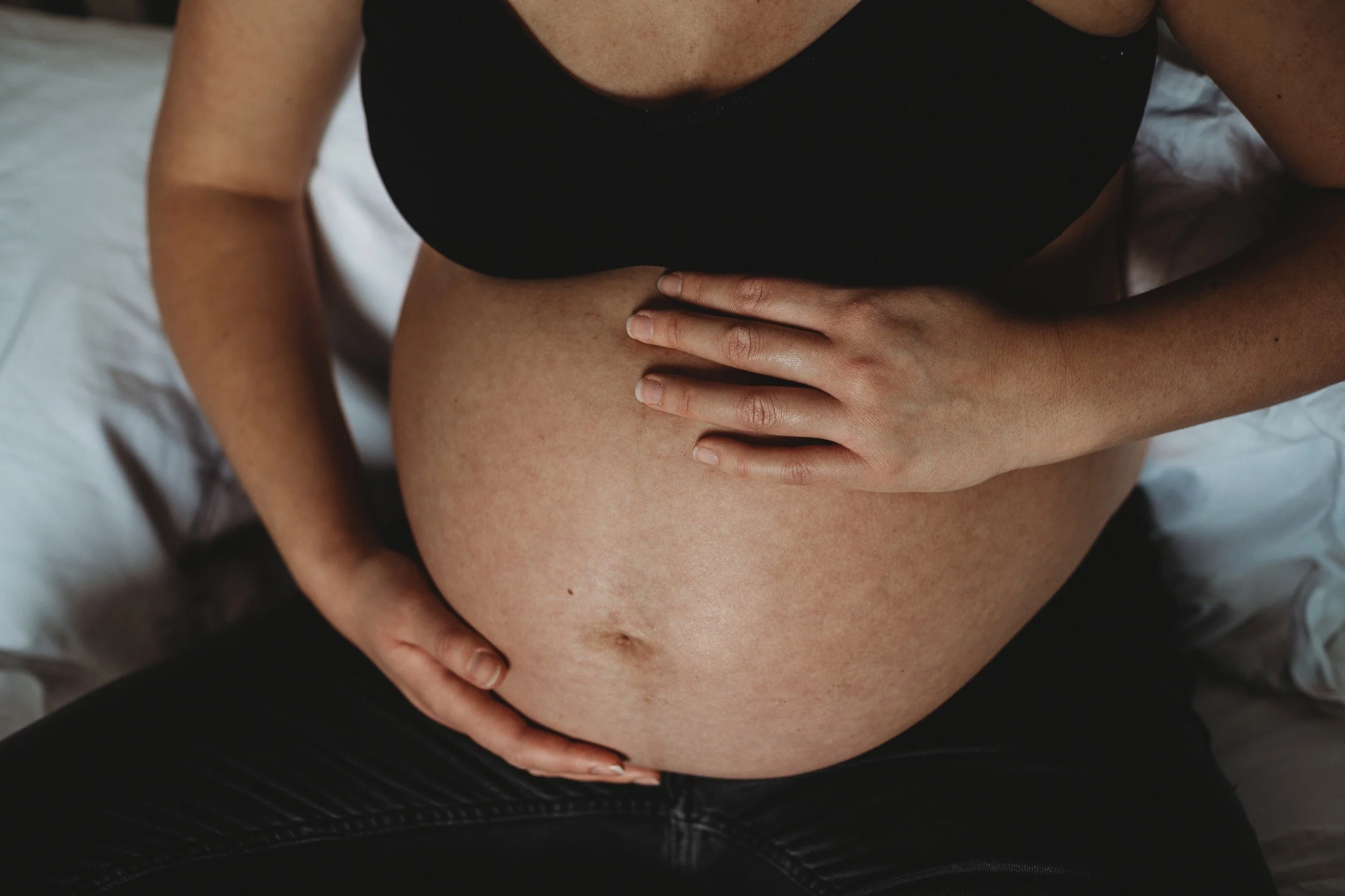 -bristol-somerset-clevedon-natural-maternity-at-home-session21- abigail-oliver-photography.jpg