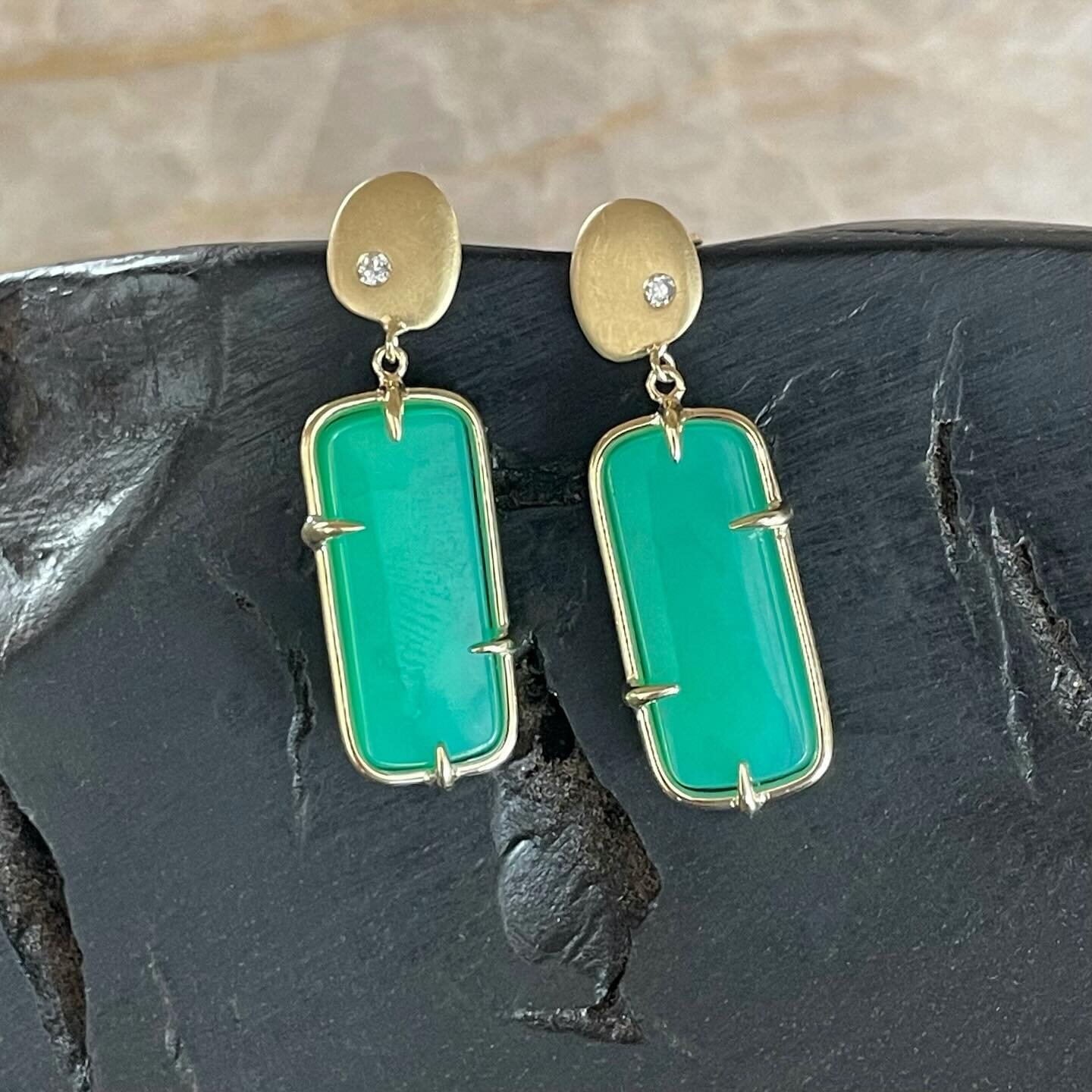 Don&rsquo;t forget to wear your green - Happy St. Patrick&rsquo;s Day Weekend! ☘️

Chrysoprase Skipping Stone Earrings - these natural gems glow with beauty.