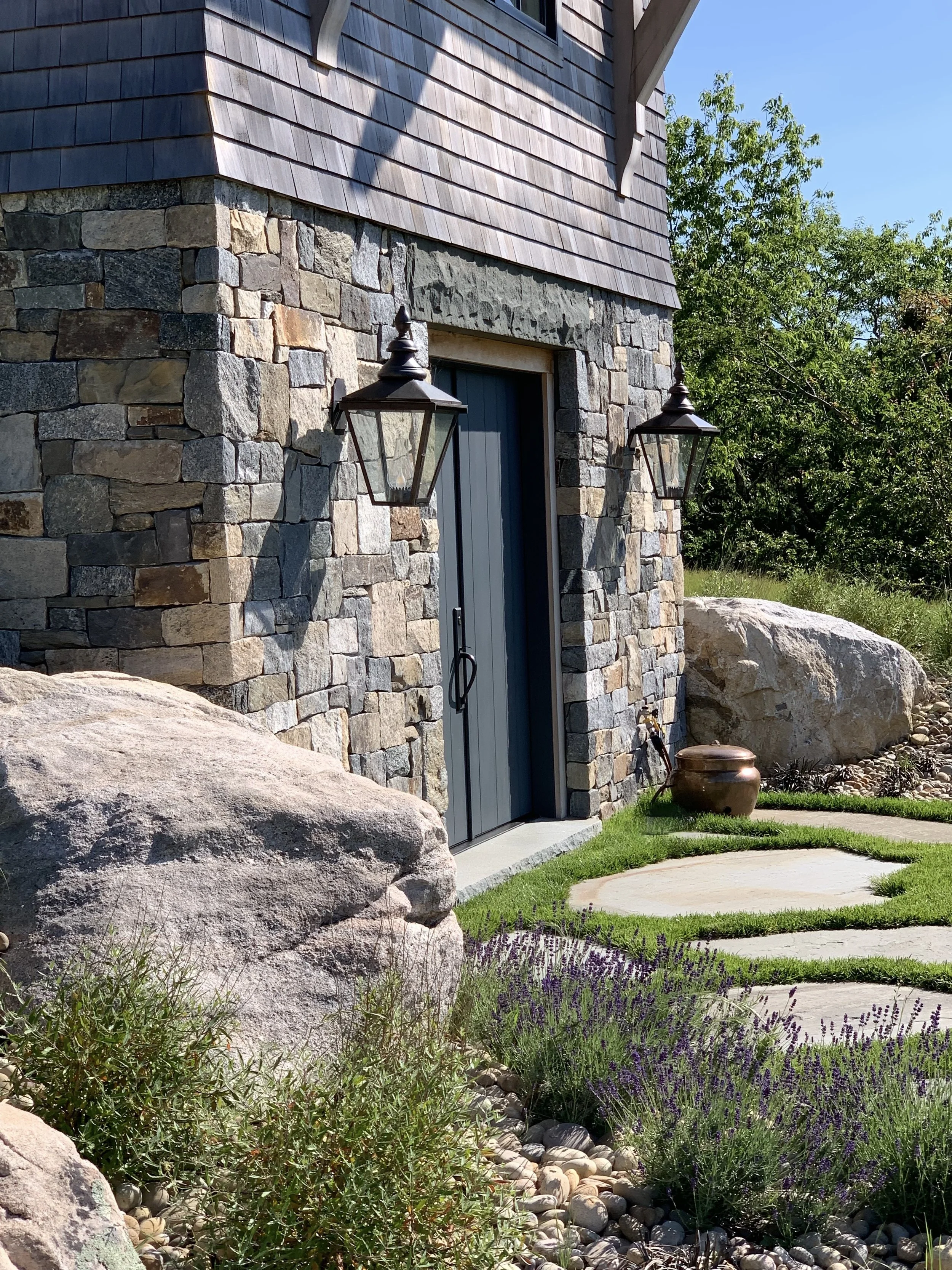 Jumbo bluestone terrace pavers echo the scale of the site’s many boulders.